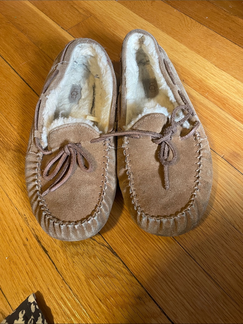 UGG Women's Chestnut Brown Suede Moccasin Slippers with Shearling Size 6